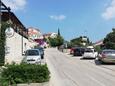 Parkeerplaats Bol, Brač, Parkeerplaats 21411 - Appartementen met een kiezelstrand.