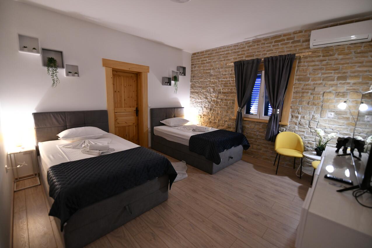 K-21448 - Alloggi privati - Casa con piscina per famiglia Signo - Sinj, Morlacca - Zagora