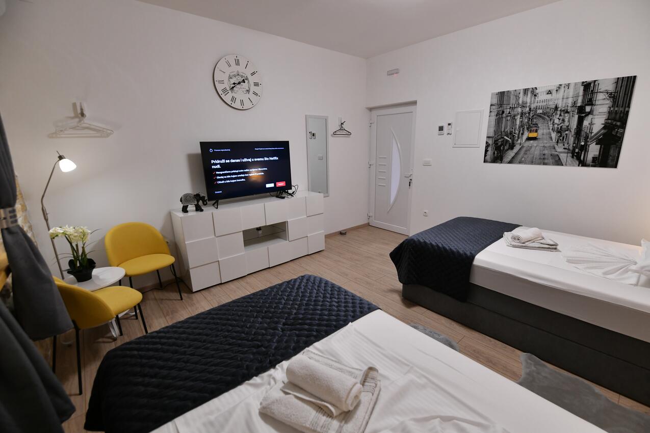 K-21448 - Alloggi privati - Casa con piscina per famiglia Signo - Sinj, Morlacca - Zagora