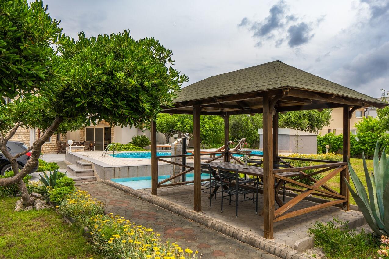 Дом для семьи с бассейном у моря Вир - Vir - 21522