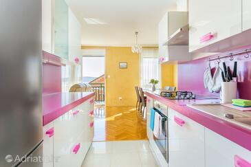 Ferienwohnungen mit Parkplatz Kastel Gomilica, Kastela - 21630