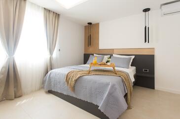 Apartmanok családok részére medencével Kastel Stafilic, Kastela - 21652