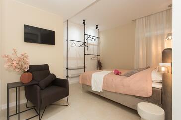 Apartmanok családok részére medencével Kastel Stafilic, Kastela - 21652