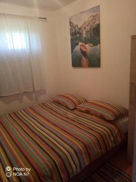 Apartmanok családok részére medencével Lovinac, Velebit - 21748