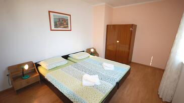 Apartments with parking space Njivice, Krk - 21762