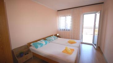 Apartments with parking space Njivice, Krk - 21762