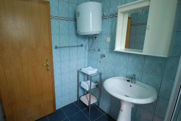 Apartments with balcony Njivice, Kvarner
