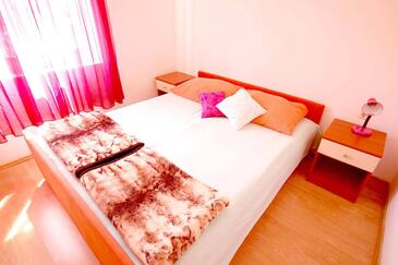 Apartments with balcony Njivice, Kvarner