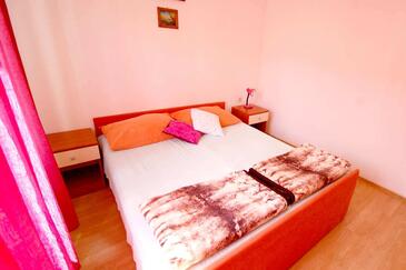 Apartments with balcony Njivice, Kvarner