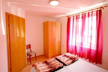 Apartments with balcony Njivice, Kvarner