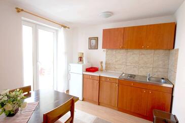 Apartments with balcony Njivice, Kvarner