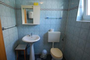 Apartments with balcony Njivice, Kvarner