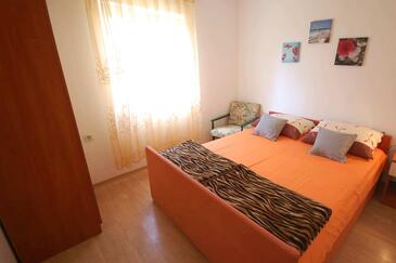 Apartments with balcony Njivice, Kvarner