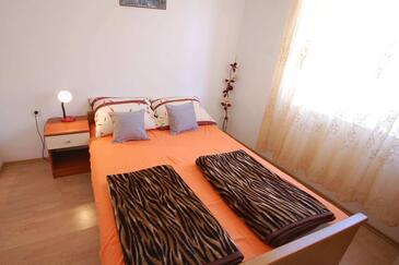 Apartments with balcony Njivice, Kvarner