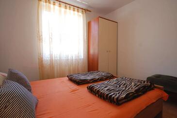 Apartments with balcony Njivice, Kvarner