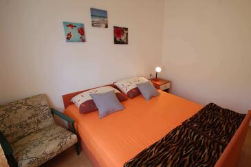 Apartments with balcony Njivice, Kvarner