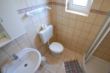 Apartments with balcony Njivice, Kvarner
