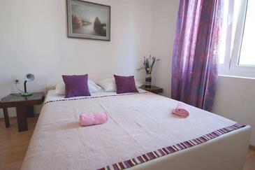 Apartments with balcony Njivice, Kvarner