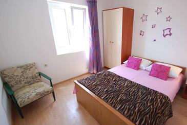 Apartments with balcony Njivice, Kvarner