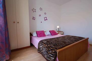Apartments with balcony Njivice, Kvarner