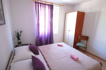 Apartments with balcony Njivice, Kvarner