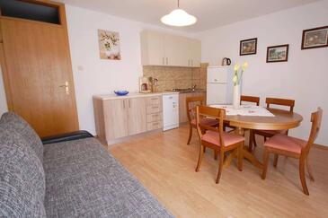 Apartments with balcony Njivice, Kvarner