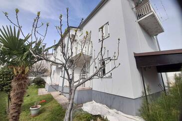 Apartments with balcony Njivice, Kvarner
