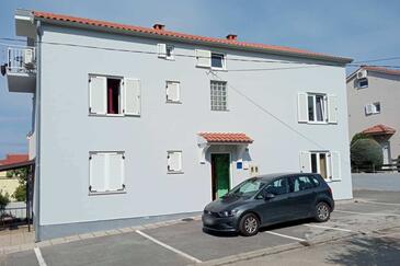 Apartments with balcony Njivice, Kvarner