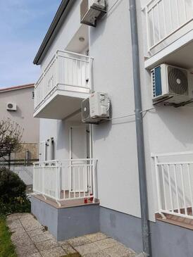 Apartments with balcony Njivice, Kvarner