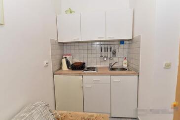 Vir, Kuchyňa v ubytovacej jednotke studio-apartment, domáci miláčikovia povolení a WiFi.