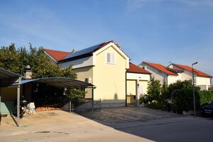 Apartmaji s parkingom Njivice, Krk - 21846