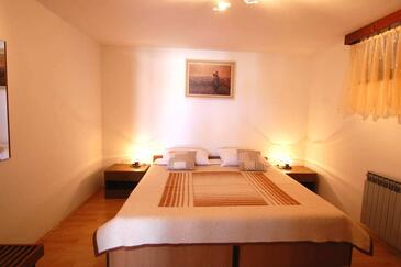 Apartments with terrace Njivice, Kvarner