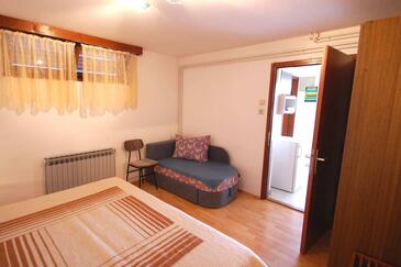 Apartments with terrace Njivice, Kvarner