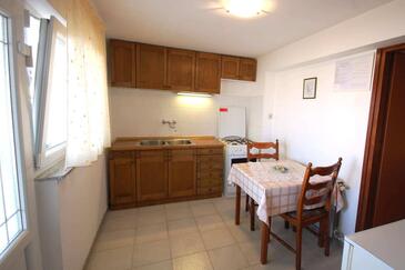 Apartments with terrace Njivice, Kvarner