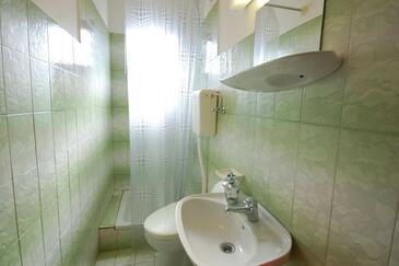 Apartments with terrace Njivice, Kvarner