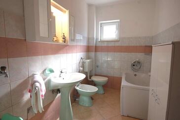 Apartments with terrace Njivice, Kvarner