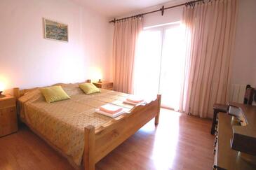 Apartments with terrace Njivice, Kvarner