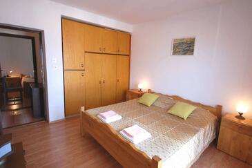 Apartments with terrace Njivice, Kvarner