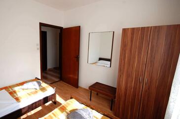 Apartments with terrace Njivice, Kvarner