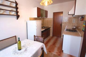 Apartments with terrace Njivice, Kvarner