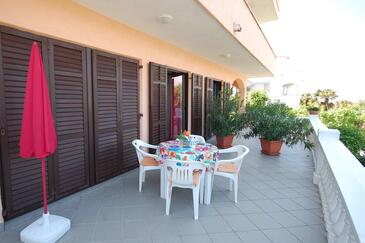 Apartmani s parkingom Njivice, Krk - 21860