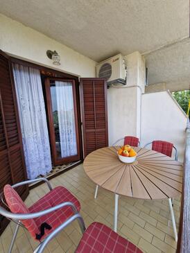 Apartmani s parkingom Njivice, Krk - 21861