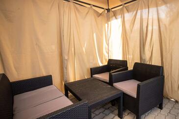 Lejligheder med pool egnet til familier med børn Njivice, Krk - 21862