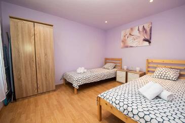 Lejligheder med pool egnet til familier med børn Njivice, Krk - 21862