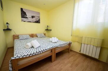 Lejligheder med pool egnet til familier med børn Njivice, Krk - 21862