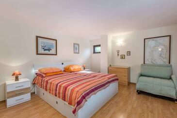 Apartments with terrace Njivice, Kvarner