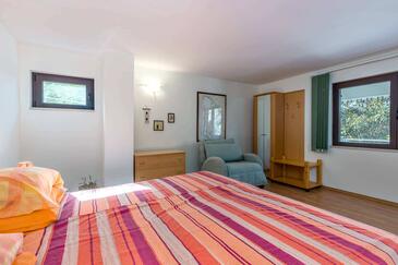 Apartments with terrace Njivice, Kvarner