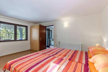 Apartments with terrace Njivice, Kvarner