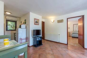 Apartments with terrace Njivice, Kvarner