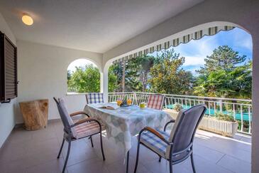 Apartments with terrace Njivice, Kvarner